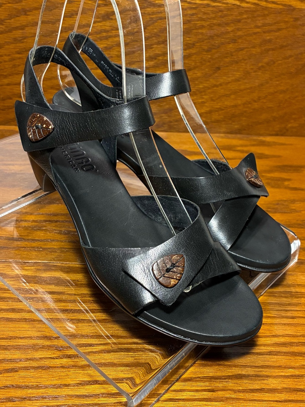 Munro American Carved Leaf Button Sandals USA MADE Black Leather Size 5